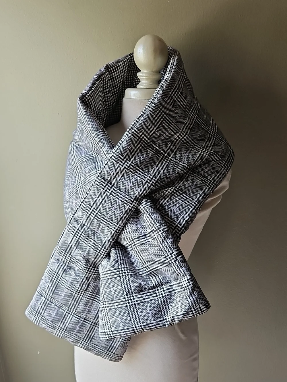 Reversable Black and White Houndstooth Puffer Scarf